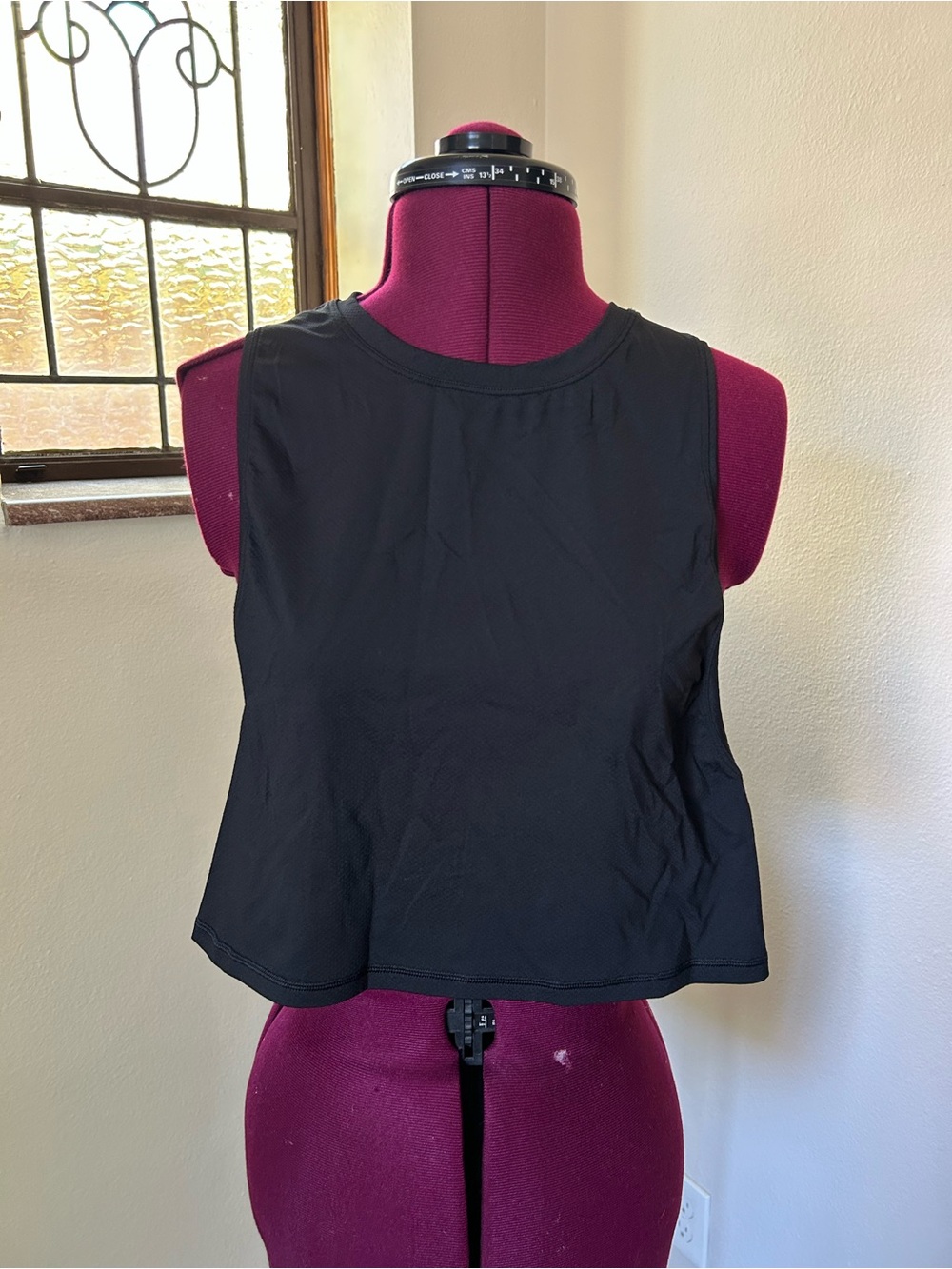 ·Lululemon· Black Cropped Muscle Tank Top Size 8